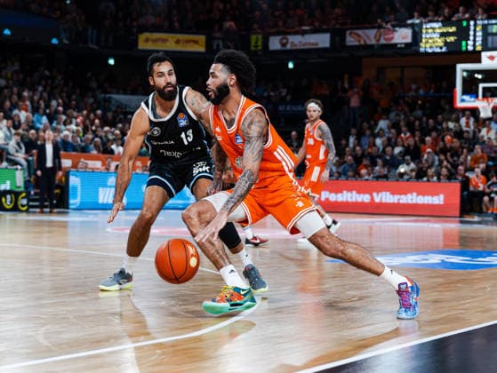 Tevin Brown (RASTA Vechta, 10) im Dribbling gegen Martin Breunig (Veolia Towers Hamburg, 13) Rasta Vechta vs. Veolia Towers Hamburg, Basketball, easyCredit Basketball Bundesliga, 9. Spieltag, Saison 2025 2026, 07.12.2025 Rasta Vechta vs. Veolia Towers Hamburg, Basketball, easyCredit Basketball Bundesliga, 9. Spieltag, Saison 2025 2026, 07.12.2025 Vechta Copyright: xEibner-Pressefoto DamianxKruczynx EP_DKI