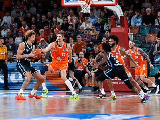 Tibor Pleiss (RASTA Vechta, 22) versucht Zacharie Perrin (Veolia Towers Hamburg, 52) zu blocken Rasta Vechta vs. Veolia Towers Hamburg, Basketball, easyCredit Basketball Bundesliga, 9. Spieltag, Saison 2025 2026, 07.12.2025 Rasta Vechta vs. Veolia Towers Hamburg, Basketball, easyCredit Basketball Bundesliga, 9. Spieltag, Saison 2025 2026, 07.12.2025 Vechta Copyright: xEibner-Pressefoto DamianxKruczynx EP_DKI