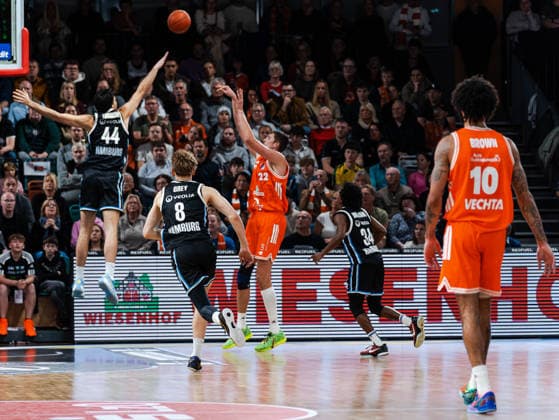 Tibor Pleiss (RASTA Vechta, 22) mit einem Wurf zum Korb. Benedikt Turudic (Veolia Towers Hamburg, 44) versucht zu blocken Rasta Vechta vs. Veolia Towers Hamburg, Basketball, easyCredit Basketball Bundesliga, 9. Spieltag, Saison 2025 2026, 07.12.2025 Rasta Vechta vs. Veolia Towers Hamburg, Basketball, easyCredit Basketball Bundesliga, 9. Spieltag, Saison 2025 2026, 07.12.2025 Vechta Copyright: xEibner-Pressefoto DamianxKruczynx EP_DKI