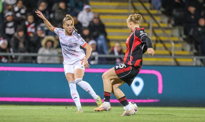 GER, Frankfurt, Eintracht Frankfurt vs FC Bayern München, Google Pixel Bundesliga, Fussball, DFB, Spielzeit 2025 2026, Stadion am Brentanobad, 12. Spieltag im Bild v.l.: Giulia Gwinn (Bayern München 7), Jella Veit (Eintracht Frankfurt 25) DFB DFL REGULATIONS PROHIBIT ANY USE OF PHOTOGRAPHS AS IMAGE SEQUENCES AND OR QUASI-VIDEO, 07.12.2026 Copyright: HMBxMedia HendrikxHamelau