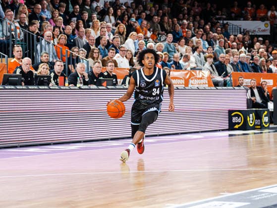 Ross Williams (Veolia Towers Hamburg, 34) mit einem Angriff Rasta Vechta vs. Veolia Towers Hamburg, Basketball, easyCredit Basketball Bundesliga, 9. Spieltag, Saison 2025 2026, 07.12.2025 Rasta Vechta vs. Veolia Towers Hamburg, Basketball, easyCredit Basketball Bundesliga, 9. Spieltag, Saison 2025 2026, 07.12.2025 Vechta Copyright: xEibner-Pressefoto DamianxKruczynx EP_DKI