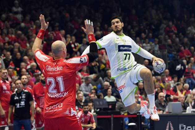 Stefan Cavor (HSG Wetzlar 77) (am Ball), Arnar Freyr Arnarsson (MT Melsungen 21) , GER, MT Melsungen - HSG Wetzlar, Handball, 1. Bundesliga, 15. Spieltag, Saison 2025 2026, 07.12.2025, GER, MT Melsungen - HSG Wetzlar, Handball, 1. Bundesliga, 15. Spieltag, Saison 2025 2026, 07.12.2025 Kassel Copyright: xEibner-Pressefotox xRolandxSippelx EP_RSL