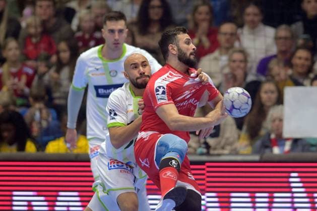 Mohamed Amine Darmoul (MT Melsungen 71) (am Ball), David Cyrill Akakpo (HSG Wetzlar 20) , GER, MT Melsungen - HSG Wetzlar, Handball, 1. Bundesliga, 15. Spieltag, Saison 2025 2026, 07.12.2025, GER, MT Melsungen - HSG Wetzlar, Handball, 1. Bundesliga, 15. Spieltag, Saison 2025 2026, 07.12.2025 Kassel Copyright: xEibner-Pressefotox xRolandxSippelx EP_RSL
