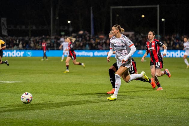 Spielszene, Dribbling, Offensivaktion, v.l. Klara Buehl (FC Bayern Muenchen, 17), Pia-Sophie Wolter (Eintracht Frankfurt, 17), GER, Eintracht Frankfurt vs. FC Bayern Muenchen, Fussball, Google Pixel Frauen-Bundesliga, 12. Spieltag, Saison 2025 2026, 07.12.2025, DFB REGULATIONS PROHIBIT ANY USE OF PHOTOGRAPHS AS IMAGE SEQUENCES AND OR QUASI-VIDEO, GER, Eintracht Frankfurt vs. FC Bayern Muenchen, Fussball, Google Pixel Frauen-Bundesliga, 12. Spieltag, Saison 2025 2026, 07.12.2025 Frankfurt am Main Copyright: xEibner-Pressefoto Jan-NiclasxGrox EP_JGG