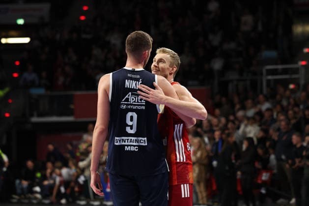 Niels Giffey (FC Bayern Basketball, 05) mit Kresimir Nikic (SYNTAINICS MBC, 09) nach dem Spiel, GER, FC Bayern Basketball vs. SYNTAINICS MBC, Basketball, easycredit Basketball Bundesliga, 9. Spieltag, Saison 2025 2026, 07.12.2025, GER, FC Bayern Basketball vs. SYNTAINICS MBC, Basketball, easycredit Basketball Bundesliga, 9. Spieltag, Saison 2025 2026, 07.12.2025 Muenchen Copyright: xEibner-Pressefoto JennixMaulx EP_JML