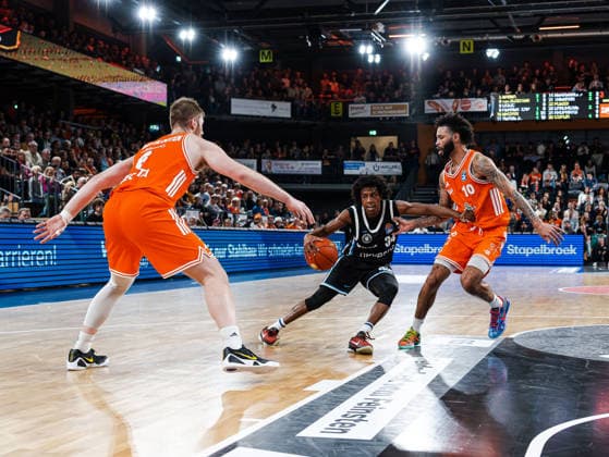 Luc van Slooten (RASTA Vechta, 06) und Tevin Brown (RASTA Vechta, 10) versuchen Ross Williams (Veolia Towers Hamburg, 34) zu verteidigen Rasta Vechta vs. Veolia Towers Hamburg, Basketball, easyCredit Basketball Bundesliga, 9. Spieltag, Saison 2025 2026, 07.12.2025 Rasta Vechta vs. Veolia Towers Hamburg, Basketball, easyCredit Basketball Bundesliga, 9. Spieltag, Saison 2025 2026, 07.12.2025 Vechta Copyright: xEibner-Pressefoto DamianxKruczynx EP_DKI