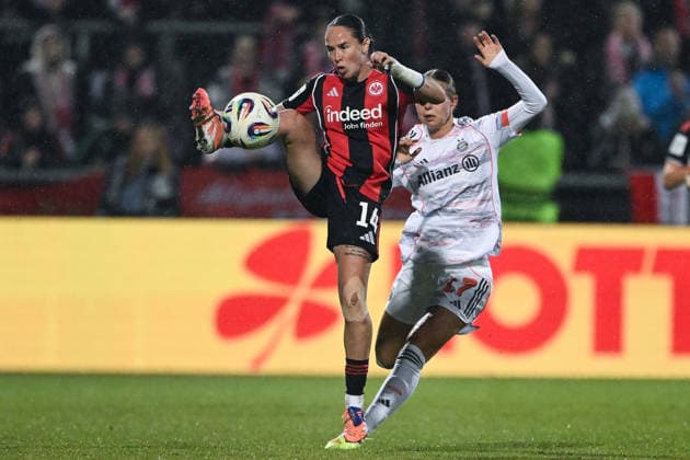 Geraldine Reuteler (Eintracht Frankfurt Frauen, 14) im Zweikampf mit Klara Bühl (FC Bayern Muenchen Frauen, 17), GER, Eintracht Frankfurt vs. FC Bayern Muenchen, Fussball, Google Pixel Frauen Bundesliga, 12. Spieltag, Saison 2025 2026, 07.12.2025. DFB REGULATIONS PROHIBIT ANY USE OF PHOTOGRAPHS AS IMAGE SEQUENCES AND OR QUASI-VIDEO GER, Eintracht Frankfurt vs. FC Bayern Muenchen, Fussball, Google Pixel Frauen Bundesliga, 12. Spieltag, Saison 2025 2026, 07.12.2025. Frankfurt am Main Copyright: xEibner-Pressefoto FlorianxWiegandx EP_FWD