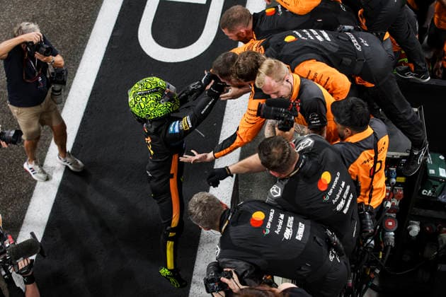 F1 - ABU DHABI GRAND PRIX 2025 04 NORRIS Lando (gbr), McLaren F1 Team MCL39, celebrates his first FIA Formula One Drivers World Championship, WM, Weltmeisterschaft 2025 portrait mechanic, mecanicien, mechanics during the 2025 Formula 1 Abu Dhabi Grand Prix, 24th round of the 2025 FIA Formula One World Championship from December 05 to 07, 2025 on the Yas Marina Circuit, in Abu Dhabi, United Arab Emirates - Abu DhabiUnited Arab Emirates Copyright: xXavixBonillax