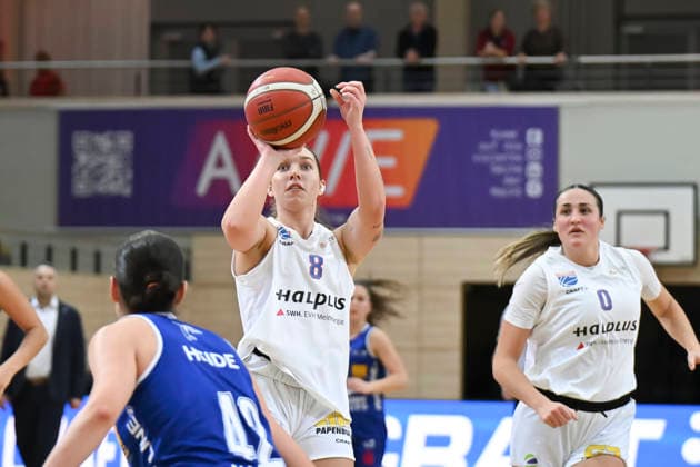 Mia Heide (Marburg, 42), Anna Suckstoff (Lions, 8), Alexia Allesch (Lions, 0), Syntainics MBC vs. BC Pharmaserv Marburg, Basketball, Damen, Bundesliga, Saison 2025 26, 10. Spieltag, 07.12.2025. Halle SWH Arena Sachsen-Anhalt Deutschland