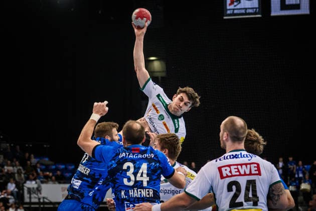 Matej Klima (SC DHfK Leipzig, 13) ueber Samuel Roethlisberger (TVB Stuttgart, 17) und Kai Haefner (TVB Stuttgart, 34) GER, TVB Stuttgart - SC DHfK Leipzig, DAIKIN HBL, Handball, Bundesliga, 15. Spieltag, Spielzeit 2025 2026, 07.12.2025 GER, TVB Stuttgart - SC DHfK Leipzig, DAIKIN HBL, Handball, Bundesliga, 15. Spieltag, Spielzeit 2025 2026, 07.12.2025 Stuttgart Copyright: xSandyxDinkelackerx EP_SDR