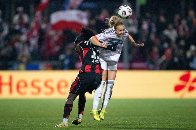Nicole Anyomi (Eintracht Frankfurt Frauen, 19) im Zweikampf mit Glodis Viggosdottir (FC Bayern Muenchen Frauen, 04), GER, Eintracht Frankfurt vs. FC Bayern Muenchen, Fussball, Google Pixel Frauen Bundesliga, 12. Spieltag, Saison 2025 2026, 07.12.2025. DFB REGULATIONS PROHIBIT ANY USE OF PHOTOGRAPHS AS IMAGE SEQUENCES AND OR QUASI-VIDEO GER, Eintracht Frankfurt vs. FC Bayern Muenchen, Fussball, Google Pixel Frauen Bundesliga, 12. Spieltag, Saison 2025 2026, 07.12.2025. Frankfurt am Main Copyright: xEibner-Pressefoto FlorianxWiegandx EP_FWD