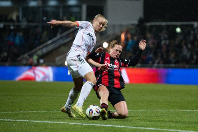 Pernille Harder (FC Bayern Muenchen Frauen, 21) im Zweikampf mit Lisanne Graewe (Eintracht Frankfurt Frauen, 08), GER, Eintracht Frankfurt vs. FC Bayern Muenchen, Fussball, Google Pixel Frauen Bundesliga, 12. Spieltag, Saison 2025 2026, 07.12.2025. DFB REGULATIONS PROHIBIT ANY USE OF PHOTOGRAPHS AS IMAGE SEQUENCES AND OR QUASI-VIDEO GER, Eintracht Frankfurt vs. FC Bayern Muenchen, Fussball, Google Pixel Frauen Bundesliga, 12. Spieltag, Saison 2025 2026, 07.12.2025. Frankfurt am Main Copyright: xEibner-Pressefoto FlorianxWiegandx EP_FWD