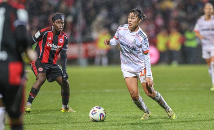 GER, Frankfurt, Eintracht Frankfurt vs FC Bayern München, Google Pixel Bundesliga, Fussball, DFB, Spielzeit 2025 2026, Stadion am Brentanobad, 12. Spieltag im Bild: Nicole Anyomi (Eintracht Frankfurt 19), Momoko Tanikawa (Bayern München 18) DFB DFL REGULATIONS PROHIBIT ANY USE OF PHOTOGRAPHS AS IMAGE SEQUENCES AND OR QUASI-VIDEO, 07.12.2026 Copyright: HMBxMedia HendrikxHamelau