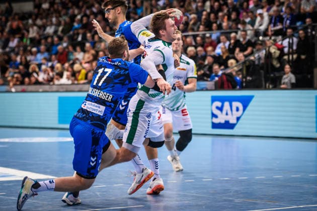 Franz Semper (SC DHfK Leipzig, 32) verfolgt von Samuel Roethlisberger (TVB Stuttgart, 17) GER, TVB Stuttgart - SC DHfK Leipzig, DAIKIN HBL, Handball, Bundesliga, 15. Spieltag, Spielzeit 2025 2026, 07.12.2025 GER, TVB Stuttgart - SC DHfK Leipzig, DAIKIN HBL, Handball, Bundesliga, 15. Spieltag, Spielzeit 2025 2026, 07.12.2025 Stuttgart Copyright: xSandyxDinkelackerx EP_SDR