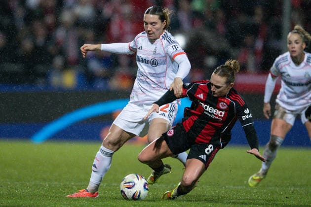 Vanessa Gilles (FC Bayern Muenchen Frauen, 02) im Zweikampf mit Lisanne Graewe (Eintracht Frankfurt Frauen, 08), GER, Eintracht Frankfurt vs. FC Bayern Muenchen, Fussball, Google Pixel Frauen Bundesliga, 12. Spieltag, Saison 2025 2026, 07.12.2025. DFB REGULATIONS PROHIBIT ANY USE OF PHOTOGRAPHS AS IMAGE SEQUENCES AND OR QUASI-VIDEO GER, Eintracht Frankfurt vs. FC Bayern Muenchen, Fussball, Google Pixel Frauen Bundesliga, 12. Spieltag, Saison 2025 2026, 07.12.2025. Frankfurt am Main Copyright: xEibner-Pressefoto FlorianxWiegandx EP_FWD