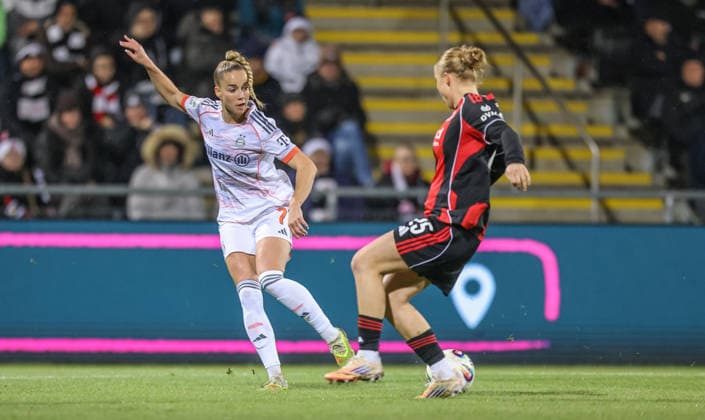GER, Frankfurt, Eintracht Frankfurt vs FC Bayern München, Google Pixel Bundesliga, Fussball, DFB, Spielzeit 2025 2026, Stadion am Brentanobad, 12. Spieltag im Bild v.l.: Giulia Gwinn (Bayern München 7), Jella Veit (Eintracht Frankfurt 25) DFB DFL REGULATIONS PROHIBIT ANY USE OF PHOTOGRAPHS AS IMAGE SEQUENCES AND OR QUASI-VIDEO, 07.12.2026 Copyright: HMBxMedia HendrikxHamelau
