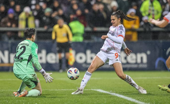 GER, Frankfurt, Eintracht Frankfurt vs FC Bayern München, Google Pixel Bundesliga, Fussball, DFB, Spielzeit 2025 2026, Stadion am Brentanobad, 12. Spieltag im Bild v.l.: Lina Altenburg (Eintracht Frankfurt 12), Jovana Damnjanović (Bayern München 9), Torschuss DFB DFL REGULATIONS PROHIBIT ANY USE OF PHOTOGRAPHS AS IMAGE SEQUENCES AND OR QUASI-VIDEO, 07.12.2026 Copyright: HMBxMedia HendrikxHamelau