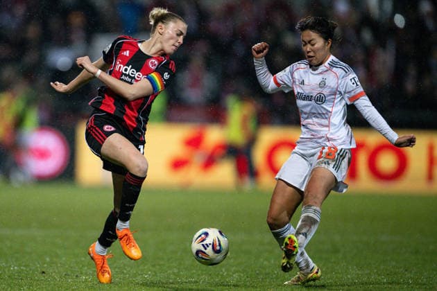 Laura Freigang (Eintracht Frankfurt Frauen, 10) im Zweikampf mit Momoko Tanikawa (FC Bayern Muenchen Frauen, 18), GER, Eintracht Frankfurt vs. FC Bayern Muenchen, Fussball, Google Pixel Frauen Bundesliga, 12. Spieltag, Saison 2025 2026, 07.12.2025. DFB REGULATIONS PROHIBIT ANY USE OF PHOTOGRAPHS AS IMAGE SEQUENCES AND OR QUASI-VIDEO GER, Eintracht Frankfurt vs. FC Bayern Muenchen, Fussball, Google Pixel Frauen Bundesliga, 12. Spieltag, Saison 2025 2026, 07.12.2025. Frankfurt am Main Copyright: xEibner-Pressefoto FlorianxWiegandx EP_FWD