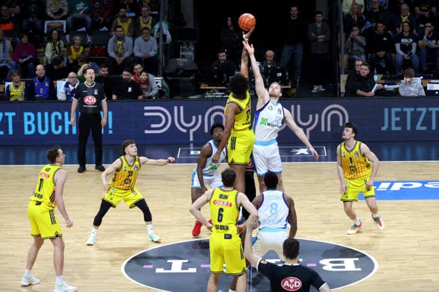 DEU, easyCredit BBL, ALBA vs. Frankfurt, 07.12.2025, Max-Schmeling-Halle, Berlin, DEU, easyCredit BBL, ALBA vs. Frankfurt, im Bild Norris Agbakoko (ALBA Berlin 17), Till Pape (Fraport Skyliners 19)