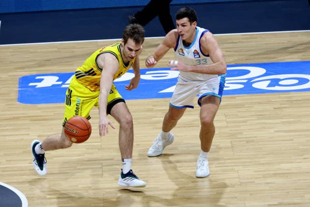 DEU, easyCredit BBL, ALBA vs. Frankfurt, 07.12.2025, Max-Schmeling-Halle, Berlin, DEU, easyCredit BBL, ALBA vs. Frankfurt, im Bild MALTE DELOW (ALBA Berlin 6), Ryan Hawkins (Fraport Skyliners 33)
