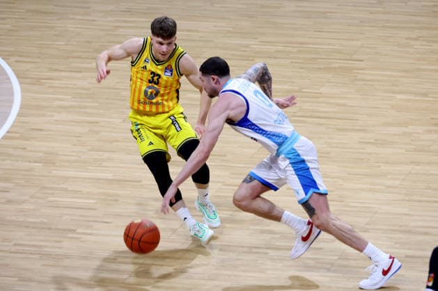 DEU, easyCredit BBL, ALBA vs. Frankfurt, 07.12.2025, Max-Schmeling-Halle, Berlin, DEU, easyCredit BBL, ALBA vs. Frankfurt, im Bild Bennet Hundt (ALBA Berlin 33), Logan Johnson (Fraport Skyliners 0)