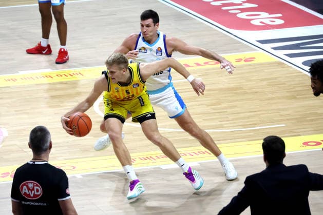 DEU, easyCredit BBL, ALBA vs. Frankfurt, 07.12.2025, Max-Schmeling-Halle, Berlin, DEU, easyCredit BBL, ALBA vs. Frankfurt, im Bild Sam Griesel (ALBA Berlin 5), Ryan Hawkins (Fraport Skyliners 33)