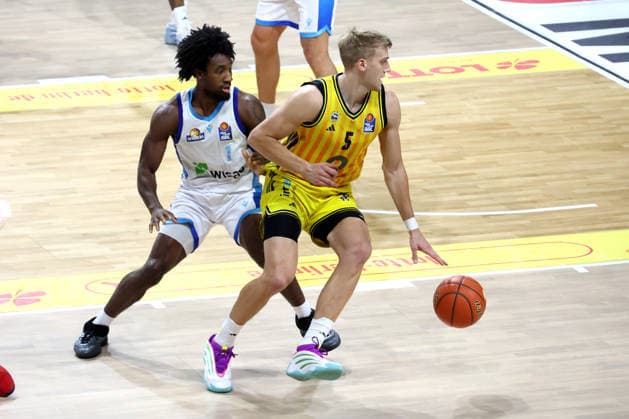 DEU, easyCredit BBL, ALBA vs. Frankfurt, 07.12.2025, Max-Schmeling-Halle, Berlin, DEU, easyCredit BBL, ALBA vs. Frankfurt, im Bild Sam Griesel (ALBA Berlin 5), Isaiah Swope (Fraport Skyliners 1)