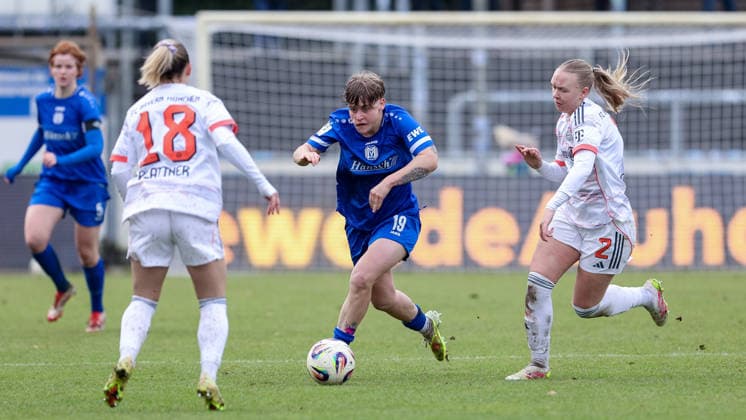 v.li.: Maria Plattner (FC Bayern München II, 18), Lea Mauly (SV Meppen, 19) und Eszter Reszler (FC Bayern München II, 2) im Zweikampf, Duell, Dynamik, Aktion, Action, Spielszene, DIE DFB-RICHTLINIEN UNTERSAGEN JEGLICHE NUTZUNG VON FOTOS ALS SEQUENZBILDER UND ODER VIDEOÄHNLICHE FOTOSTRECKEN. DFB REGULATIONS PROHIBIT ANY USE OF PHOTOGRAPHS AS IMAGE SEQUENCES AND OR QUASI-VIDEO., 07.12.2025, Meppen (Deutschland), Fussball, 2. Frauen-Bundesliga, SV Meppen - FC Bayern München II