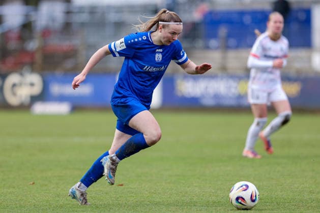 Bente Bode (SV Meppen, 14) am Ball, Einzelbild, Ganzkörper, Aktion, Action, Spielszene, DIE DFB-RICHTLINIEN UNTERSAGEN JEGLICHE NUTZUNG VON FOTOS ALS SEQUENZBILDER UND ODER VIDEOÄHNLICHE FOTOSTRECKEN. DFB REGULATIONS PROHIBIT ANY USE OF PHOTOGRAPHS AS IMAGE SEQUENCES AND OR QUASI-VIDEO., 07.12.2025, Meppen (Deutschland), Fussball, 2. Frauen-Bundesliga, SV Meppen - FC Bayern München II
