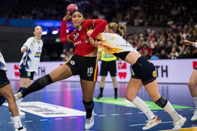 251207 Albertina Da Cruz Kassoma of Angola and Linn Blohm of Sweden during the 2025 IHF Women™s World Championship, WM, Weltmeisterschaft handball match between Angola and Sweden on December 7, 2025 in Dortmund. Photo: Emma Wallskog BILDBYRAN COP 320 EW0607 handball, handboll, handball,handboll,handball,bbeng,vm,handba Copyright: EMMAxWALLSKOG BB251207EW052