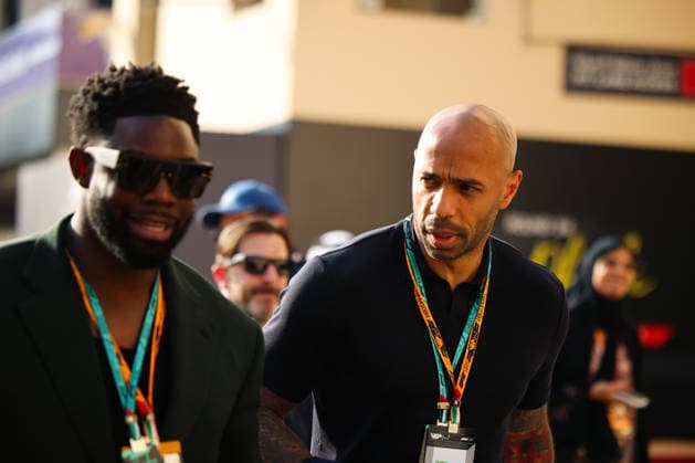 Micah Richards, Thierry Henry, ARE, Formel 1 Weltmeisterschaft, Abu Dhabi Grand Prix, Yas Marina Circuit, Sunday, Race Day, 07.12.2025 ARE, Formel 1 Weltmeisterschaft, Abu Dhabi Grand Prix, Vereinigte Arabische Emirate, Yas Marina Circuit, 07.12.2025 Abu Dhabi Copyright: xEibner-Pressefoto AnnikaxGrafx EP_AGF