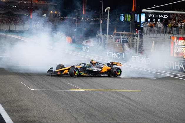 Lando Norris (McLaren Formula 1 Team, 04), Doughnuts, Race, ARE, Formel 1 Weltmeisterschaft, Abu Dhabi Grand Prix, Yas Marina Circuit, Sunday, Race Day, 07.12.2025 ARE, Formel 1 Weltmeisterschaft, Abu Dhabi Grand Prix, Vereinigte Arabische Emirate, Yas Marina Circuit, 07.12.2025 Abu Dhabi Copyright: xEibner-Pressefoto AnnikaxGrafx EP_AGF