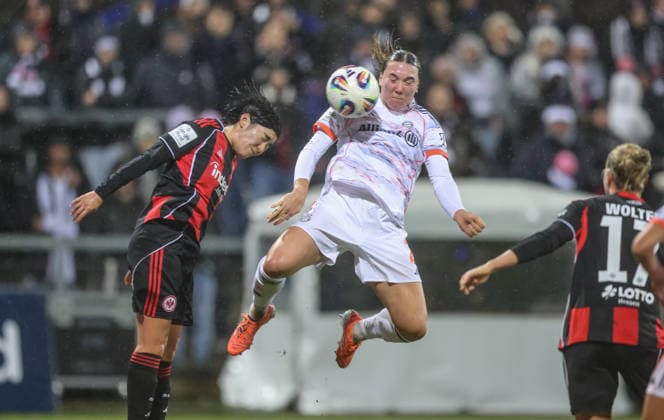 GER, Frankfurt, Eintracht Frankfurt vs FC Bayern München, Google Pixel Bundesliga, Fussball, DFB, Spielzeit 2025 2026, Stadion am Brentanobad, 12. Spieltag im Bild v.l.: Remina Chiba (Eintracht Frankfurt 15), Vanessa Gilles (Bayern München 2), Zweikampf, Kopfballduell DFB DFL REGULATIONS PROHIBIT ANY USE OF PHOTOGRAPHS AS IMAGE SEQUENCES AND OR QUASI-VIDEO, 07.12.2026 Copyright: HMBxMedia HendrikxHamelau