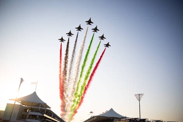 Rennstart, Flyover, Etihad Airways Flugshow, ARE, Formel 1 Weltmeisterschaft, Abu Dhabi Grand Prix, Yas Marina Circuit, Sunday, Race Day, 07.12.2025 ARE, Formel 1 Weltmeisterschaft, Abu Dhabi Grand Prix, Vereinigte Arabische Emirate, Yas Marina Circuit, 07.12.2025 Abu Dhabi Copyright: xEibner-Pressefoto AnnikaxGrafx EP_AGF