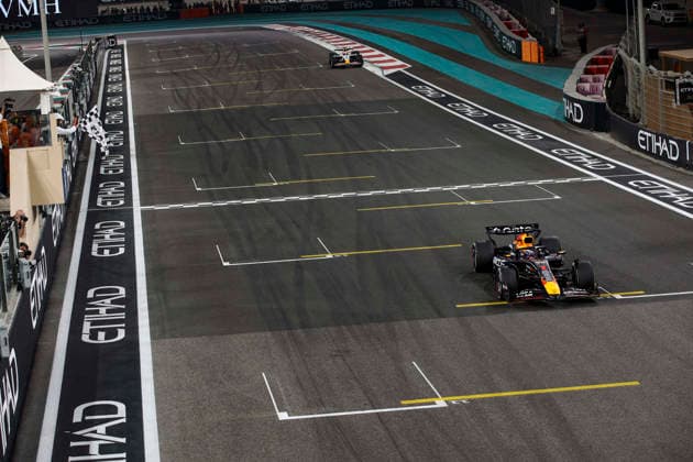 F1 - ABU DHABI GRAND PRIX 2025 01 VERSTAPPEN Max (nld), Red Bull Racing RB21, action BEN SULAYEM Mohammed (uae), President of the FIA, portrait checkered flag, drapeau during the 2025 Formula 1 Abu Dhabi Grand Prix, 24th round of the 2025 FIA Formula One World Championship, WM, Weltmeisterschaft from December 05 to 07, 2025 on the Yas Marina Circuit, in Abu Dhabi, United Arab Emirates - Abu DhabiUnited Arab Emirates Copyright: xXavixBonillax