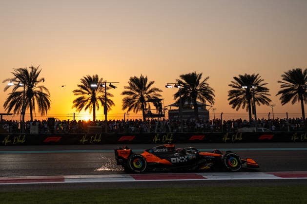 Oscar Piastri (McLaren Formula 1 Team, Australien, 81) im MCL39 im Sonnenuntergang, dahinter Palmen und F1 Branding, UAE, Formel 1 Weltmeisterschaft, Abu Dhabi Grand Prix, Yas Marina Circuit, Rennen, 07.12.2025 UAE, Formel 1 Weltmeisterschaft, Abu Dhabi Grand Prix, Yas Marina Circuit, Rennen, 07.12.2025 Yas Marina Island Copyright: xEibner-Pressefoto Memmlerx EP_MMR