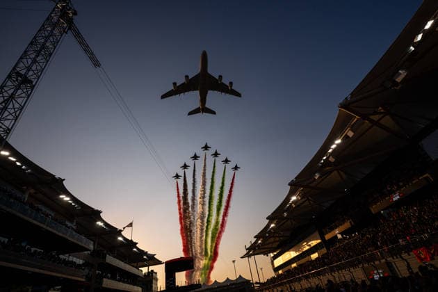Flyover mit Etihad Airbus A380 und Al Fursan Kunstflugstaffel ueber dem Starting Grid Startaufstellung, UAE, Formel 1 Weltmeisterschaft, Abu Dhabi Grand Prix, Yas Marina Circuit, Rennen, 07.12.2025 UAE, Formel 1 Weltmeisterschaft, Abu Dhabi Grand Prix, Yas Marina Circuit, Rennen, 07.12.2025 Yas Marina Island Copyright: xEibner-Pressefoto Memmlerx EP_MMR