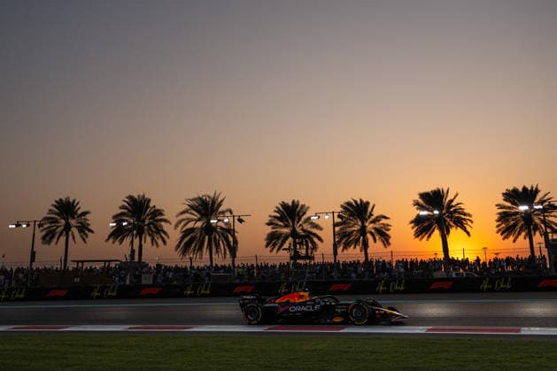 Max Verstappen (Oracle Red Bull Racing, Niederlande, 01) im RB21 im Sonnenuntergang, dahinter Palmen und F1 Branding, UAE, Formel 1 Weltmeisterschaft, Abu Dhabi Grand Prix, Yas Marina Circuit, Rennen, 07.12.2025 UAE, Formel 1 Weltmeisterschaft, Abu Dhabi Grand Prix, Yas Marina Circuit, Rennen, 07.12.2025 Yas Marina Island Copyright: xEibner-Pressefoto Memmlerx EP_MMR