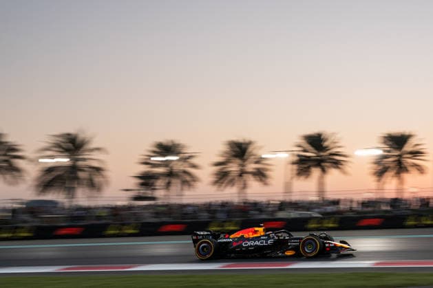 Max Verstappen (Oracle Red Bull Racing, Niederlande, 01) im RB21 im Sonnenuntergang, dahinter Palmen und F1 Branding, UAE, Formel 1 Weltmeisterschaft, Abu Dhabi Grand Prix, Yas Marina Circuit, Rennen, 07.12.2025 UAE, Formel 1 Weltmeisterschaft, Abu Dhabi Grand Prix, Yas Marina Circuit, Rennen, 07.12.2025 Yas Marina Island Copyright: xEibner-Pressefoto Memmlerx EP_MMR