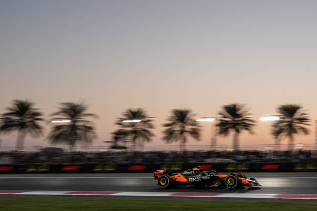 Oscar Piastri (McLaren Formula 1 Team, Australien, 81) im MCL39 im Sonnenuntergang, dahinter Palmen und F1 Branding, UAE, Formel 1 Weltmeisterschaft, Abu Dhabi Grand Prix, Yas Marina Circuit, Rennen, 07.12.2025 UAE, Formel 1 Weltmeisterschaft, Abu Dhabi Grand Prix, Yas Marina Circuit, Rennen, 07.12.2025 Yas Marina Island Copyright: xEibner-Pressefoto Memmlerx EP_MMR