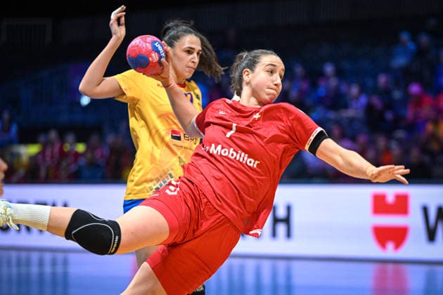 Niederlande, Handball, Weltmeisterschaft der Frauen 2025, Schweiz vs Rumänien, 07.12.2025, Ahoy Arena, Rotterdam, Niederlande, Torwurf Tabea Schmid (Schweiz, 7) vor Lorena-Gabriela Ostase (Rumänien, 27) Copyright: xMarkusxVerwimpx