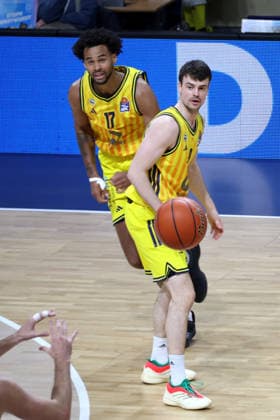 DEU, easyCredit BBL, ALBA vs. Frankfurt, 07.12.2025, Max-Schmeling-Halle, Berlin, DEU, easyCredit BBL, ALBA vs. Frankfurt, im Bild JONAS MATTISSECK (ALBA Berlin 9), Norris Agbakoko (ALBA Berlin 17)