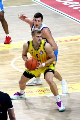 DEU, easyCredit BBL, ALBA vs. Frankfurt, 07.12.2025, Max-Schmeling-Halle, Berlin, DEU, easyCredit BBL, ALBA vs. Frankfurt, im Bild Sam Griesel (ALBA Berlin 5), Ryan Hawkins (Fraport Skyliners 33)