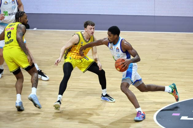 DEU, easyCredit BBL, ALBA vs. Frankfurt, 07.12.2025, Max-Schmeling-Halle, Berlin, DEU, easyCredit BBL, ALBA vs. Frankfurt, im Bild Alex OÕConnell (ALBA Berlin 3), J Wan Roberts (ALBA Berlin 13), William Christmas (Fraport Skyliners 8)