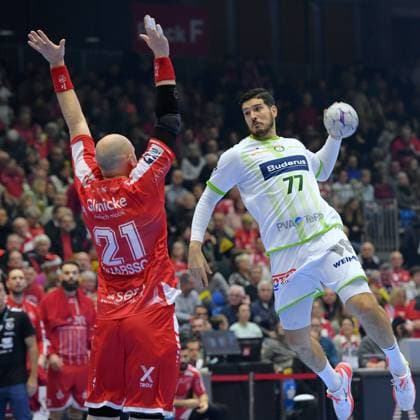 Stefan Cavor (HSG Wetzlar 77) beim WUrf; Arnar Freyr Arnarsson (MT Melsungen 21) , GER, MT Melsungen - HSG Wetzlar, Handball, 1. Bundesliga, 15. Spieltag, Saison 2025 2026, 07.12.2025, GER, MT Melsungen - HSG Wetzlar, Handball, 1. Bundesliga, 15. Spieltag, Saison 2025 2026, 07.12.2025 Kassel Copyright: xEibner-Pressefotox xRolandxSippelx EP_RSL