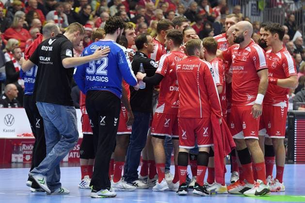 Roberto Garcia Parrondo (Trainer MT Melsungen) (M) in einer Auszeit, Carsten Lichtlein (Torwart-Trainer MT Melsungen) (L), Adrian Sipos (MT Melsungen 8). Nikolaj Enderleit (MT Melsungen 4) (R) , GER, MT Melsungen - HSG Wetzlar, Handball, 1. Bundesliga, 15. Spieltag, Saison 2025 2026, 07.12.2025, GER, MT Melsungen - HSG Wetzlar, Handball, 1. Bundesliga, 15. Spieltag, Saison 2025 2026, 07.12.2025 Kassel Copyright: xEibner-Pressefotox xRolandxSippelx EP_RSL