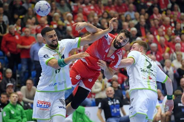 Mohamed Amine Darmoul (MT Melsungen 71) beim Wurf; Philipp Ahouansou (HSG Wetzlar 19) (L), Nikola Grahovac (HSG Wetzlar 2) , GER, MT Melsungen - HSG Wetzlar, Handball, 1. Bundesliga, 15. Spieltag, Saison 2025 2026, 07.12.2025, GER, MT Melsungen - HSG Wetzlar, Handball, 1. Bundesliga, 15. Spieltag, Saison 2025 2026, 07.12.2025 Kassel Copyright: xEibner-Pressefotox xRolandxSippelx EP_RSL