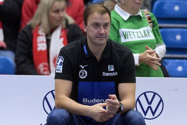 Momir Ilic (Trainer HSG Wetzlar) auf der Bank , GER, MT Melsungen - HSG Wetzlar, Handball, 1. Bundesliga, 15. Spieltag, Saison 2025 2026, 07.12.2025, GER, MT Melsungen - HSG Wetzlar, Handball, 1. Bundesliga, 15. Spieltag, Saison 2025 2026, 07.12.2025 Kassel Copyright: xEibner-Pressefotox xRolandxSippelx EP_RSL