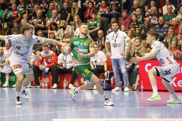 07.12.2025, xgox, Handball - Daikin HBL SC Magdeburg - FRISCH AUF! Göppingen emspor, v.l. Victor Kloeve (Goeppingen, 7), Philipp Weber (Magdeburg, 20), Zweikampf, Duell, Kampf, tackle Magdeburg