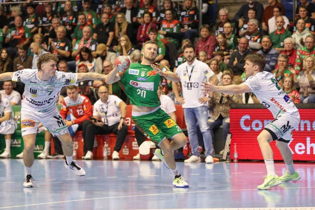 07.12.2025, xgox, Handball - Daikin HBL SC Magdeburg - FRISCH AUF! Göppingen emspor, v.l. Victor Kloeve (Goeppingen, 7), Philipp Weber (Magdeburg, 20), Oskar Neudeck (Goeppingen, 2) Zweikampf, Duell, Kampf, tackle Magdeburg